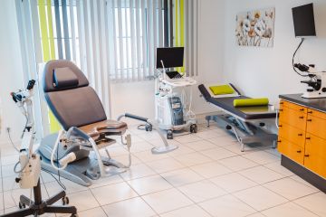 Behandlungszimmer 1 der Frauenarztpraxis Dr. Linda Henrich in Weinheim